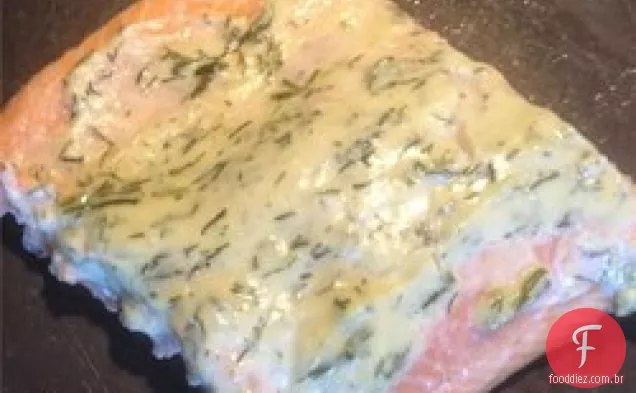Salmão grelhado com molho de endro