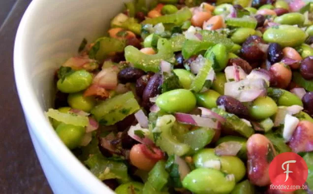 Edamame, feijão preto e salada de ervilha de olhos pretos com vinagrete de cominho