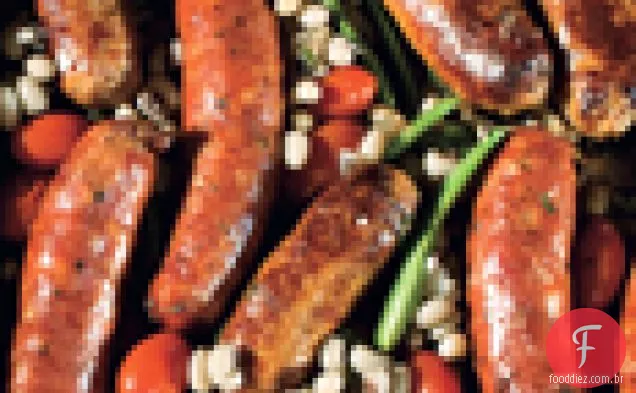 Salsichas de frigideira com ervilhas de Olhos Pretos, feijão Romano e tomate