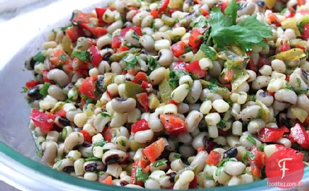 Salada de ervilha de olhos pretos de Michael com cebolinhas crocantes e frescas