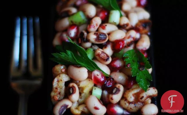 Salada Turca de ervilha de olhos pretos com romã, nozes e Zaht