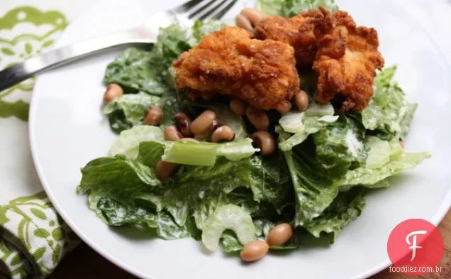 Salada De Frango Frito Com Ervilhas De Olhos Pretos E Molho De Leitelho
