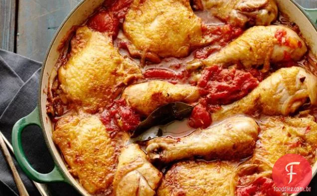 Coxas e pernas de frango assadas com tomate