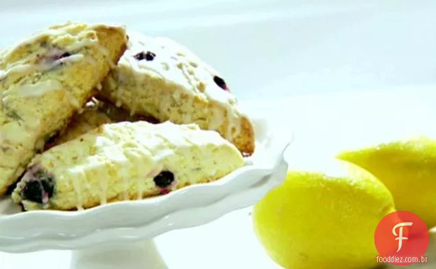 Scones de mirtilo com esmalte de limão