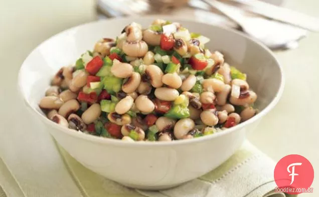 Ervilhas De Olhos Pretos E Salada De Legumes