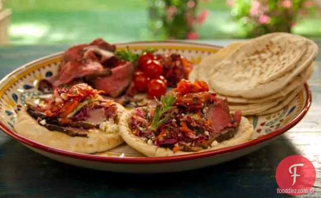 Pitas de rosto aberto com cordeiro Rotisserie com romã e hortelã, tomates grelhados e Slaw Grego