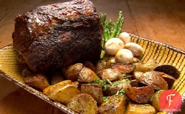 Costela assada com vinho tinto Demi-Glace e batatas brancas assadas e aspargos