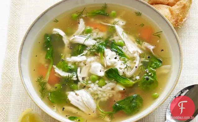 Sopa de frango e macarrão com fogão lento