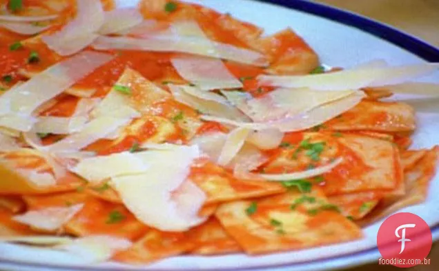 Ravioli de queijo com molho de pimenta vermelha