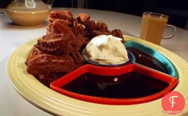 Dulce De Leche Churro Tots com chantilly