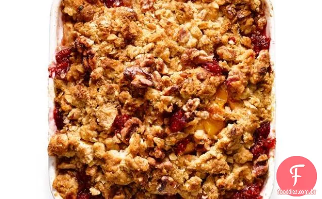 Crumble de maçã e framboesa com cobertura de aveia e noz