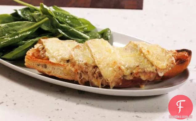 Sopa de cebola francesa com Pizzas de pão francês e salada com vinagrete Dijon