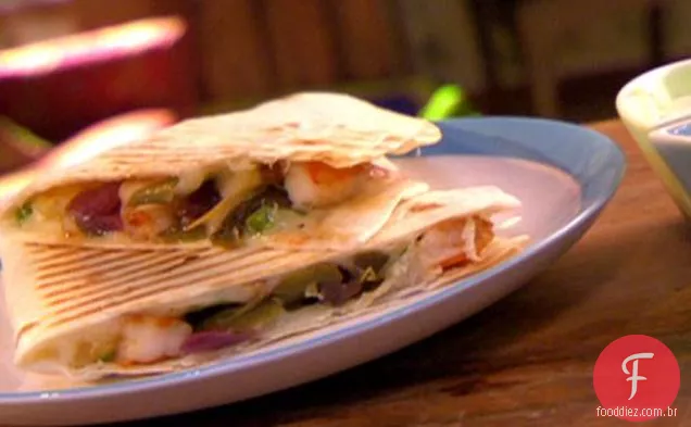 Quesadillas da ilha com creme azedo de limão e molho de Manga puré