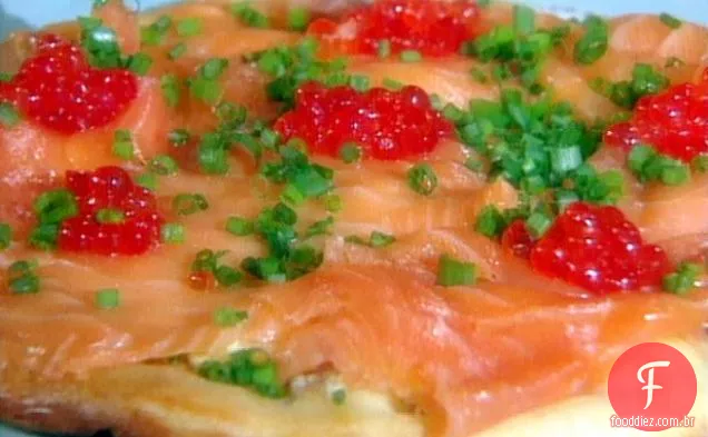 Pizza Brunch com ovos mexidos e salmão defumado