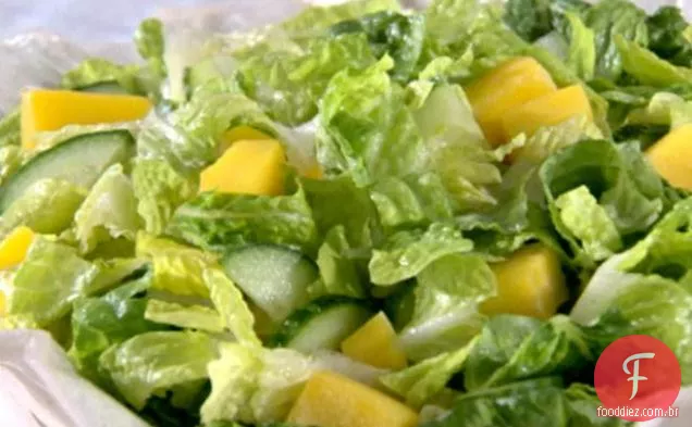 Salada verde com molho