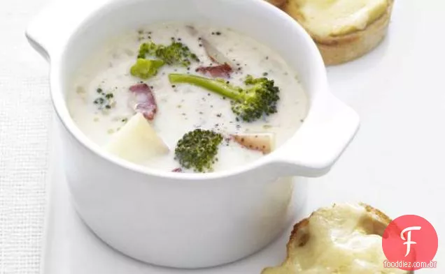 Sopa de brócolis com torradas de Cheddar