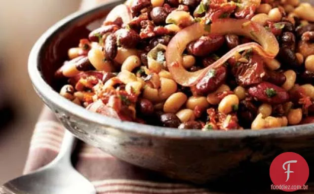Salada de feijão mista com tomates secos ao sol