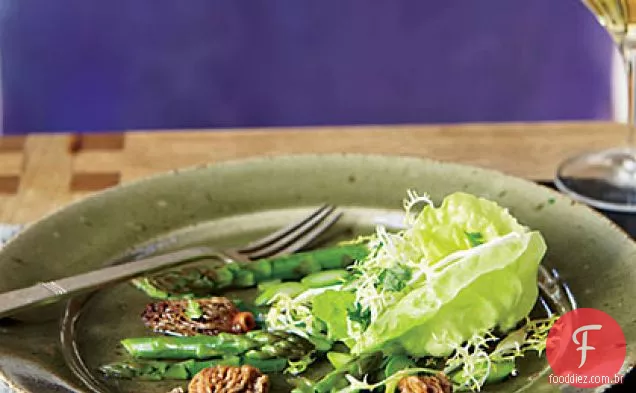 Salada de Morel e aspargos com Frisée e alface manteiga