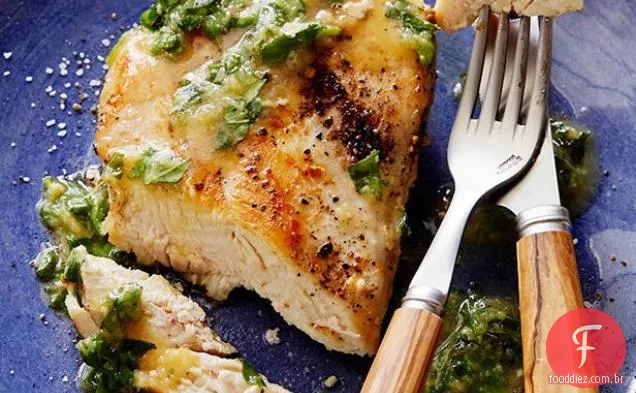 Peito de frango salteado com ervas frescas e gengibre