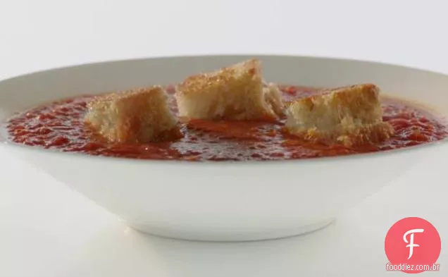 Sopa de tomate com pimentão assado, alho e cebola com Croutons de queijo grelhado Gruyere