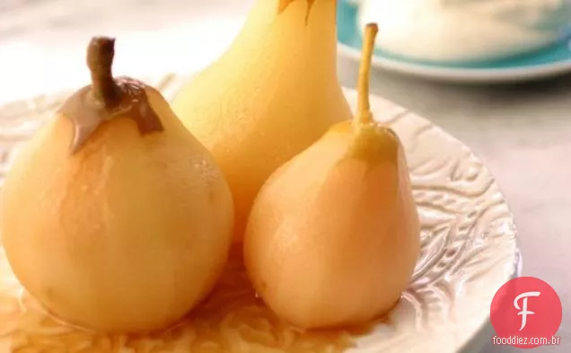 Riesling peras escalfadas com creme de cardamomo