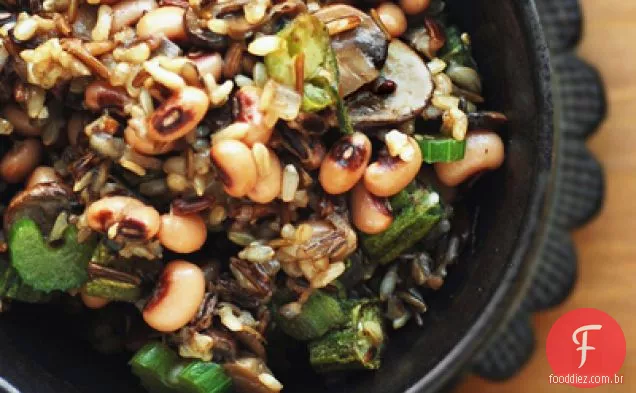 Hoppin ' John Vegetariano Com Quiabo Picante E Arroz Marrom E Selvagem