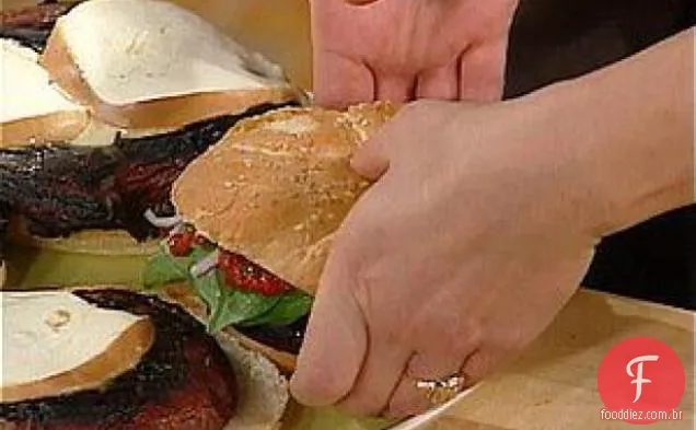 Hambúrgueres Portobello com pasta de pimenta assada e mussarela defumada