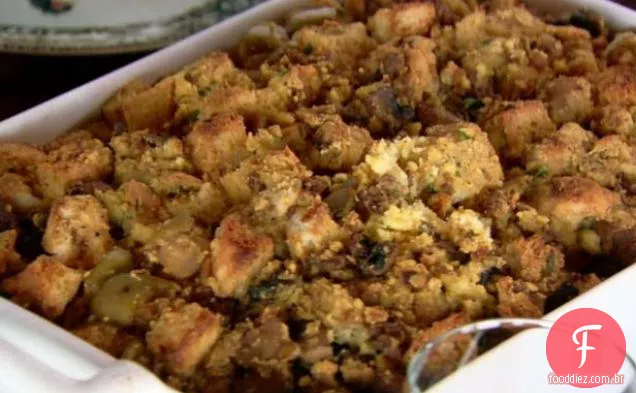 Molho de pão de milho com salsichas, maçãs e cogumelos