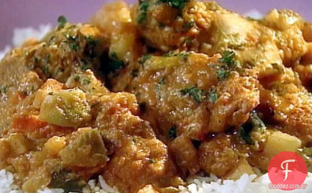 Ensopado de frango e vegetais em molho de tomate com manteiga de amendoim: Mafe