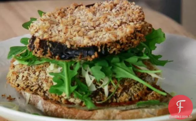 Sanduíches crocantes de berinjela e cogumelo e queijo Portobello