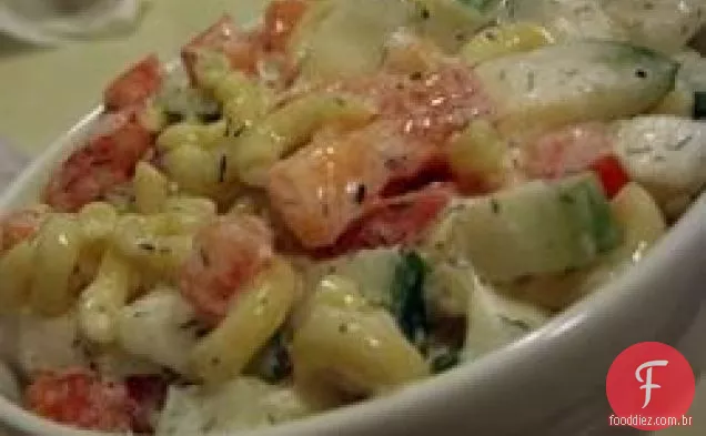 Salada de macarrão com pepino e endro