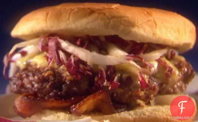 Os melhores hambúrgueres BLT com melaço-Bacon vitrificado, alface grelhada e maionese de tomate esfumaçado