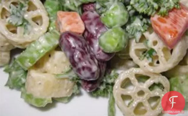 Macarrão com cotovelo e salada de feijão