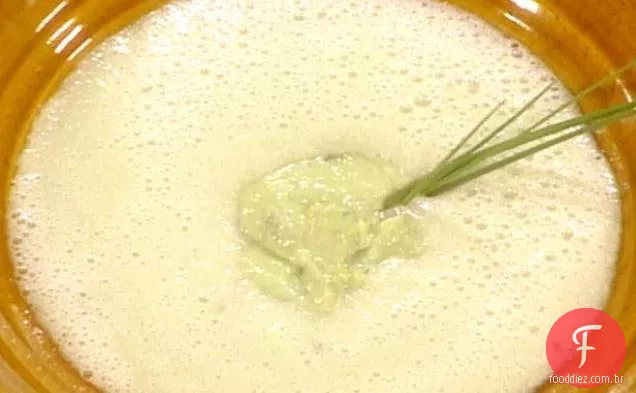 Sopa de pepino com creme de wasabi-abacate