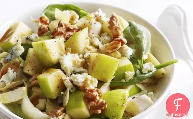 Salada de maçã picada com nozes torradas, queijo azul e vinagrete de romã