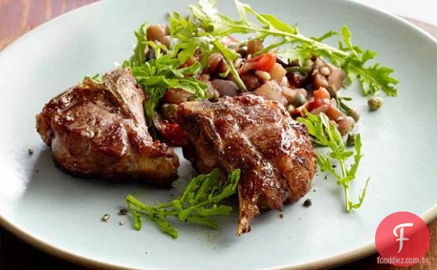 Costeletas de cordeiro com caponata de berinjela