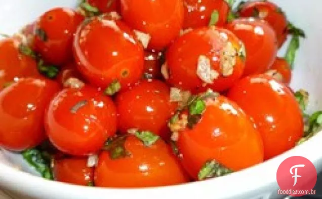 Tomate cereja refogado com alho e manjericão