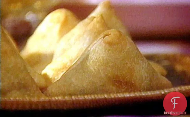 Bolos recheados com batata temperada: Samosas