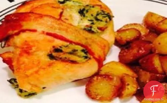 Frango embrulhado em Bacon recheado com espinafre e ricota