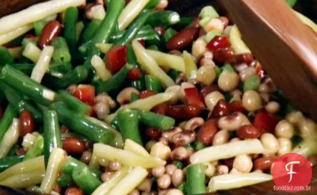 Salada de cinco feijões com vinagrete de champanhe