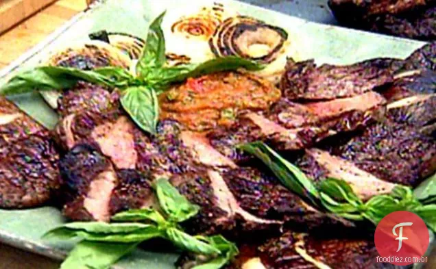 Bife de tira grelhado de Nova York com Salsa assada a fogo e cogumelos grelhados e aspargos