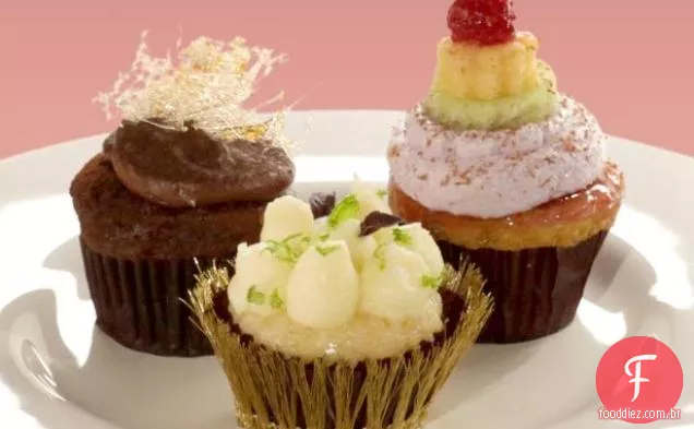Cupcakes de amêndoa com esmalte de framboesa, merengue suíço e bolos de amêndoa empilhados
