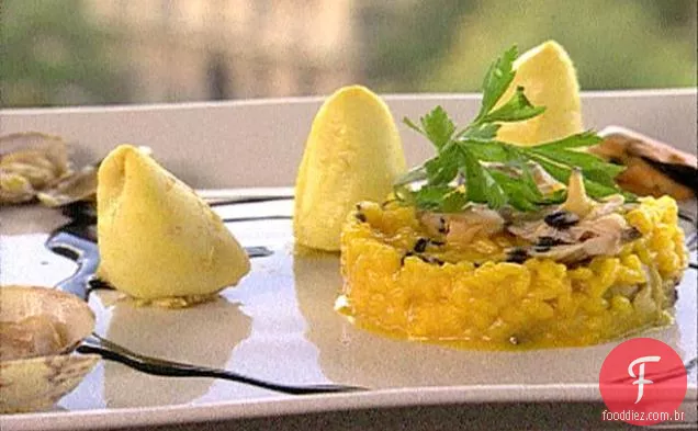 Lula mediterrânea (calamari) recheada com marisco, Risoto de açafrão e molho de tinta