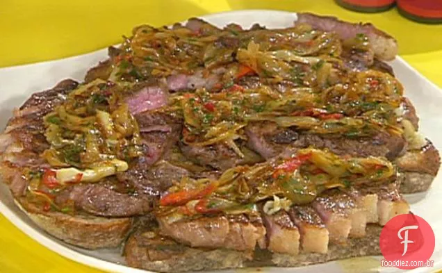 Bife fatiado com manteiga de alho e cebola