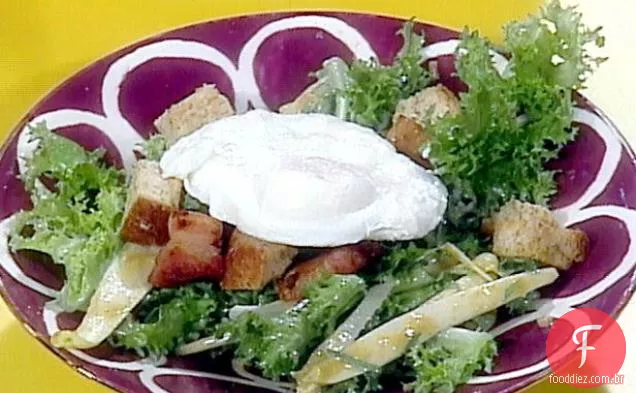 Sopa e salada, com estilo: salada Lyonnaise e alho-poró e sopa de batata