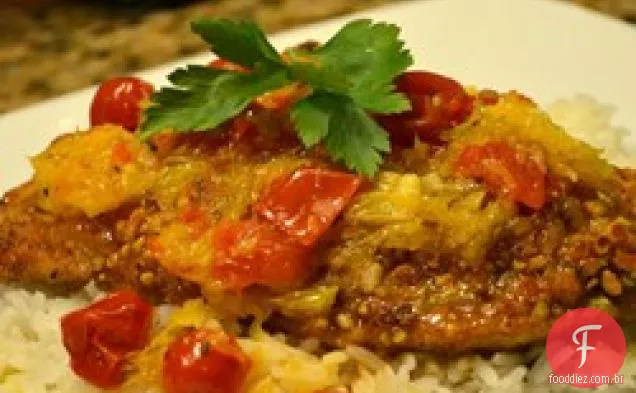Frango com crosta de amêndoa com molho cítrico de tomate