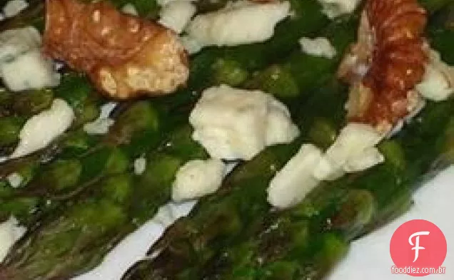 Espargos com gorgonzola e nozes torradas