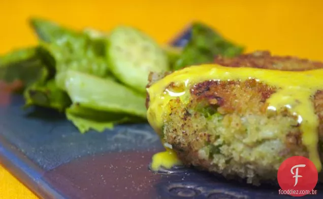 Bolos de peixe com ervilhas não pastosas