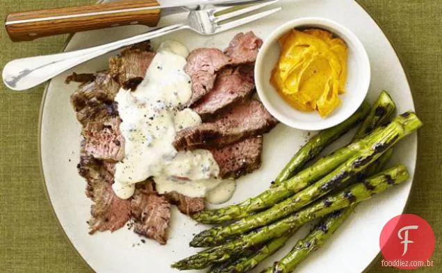 Bife de flanco grelhado com molho de Creme Gorgonzola e aspargos
