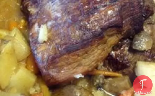 Assado de panela, legumes e cerveja